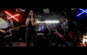 Кадры из видеоклипа на песню "Pick Up The Drinks" (2022).png